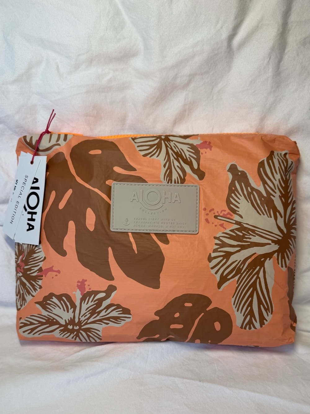 NWT ALOHA Collection Samudra Papeete Mid Pouch Toffee Sandstone